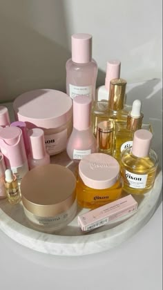 This set up is just awesome ! #wallpaperforyourphone #visionboard #pinkskincare#pinkasthetic #skincarecommunity That Girl Aesthetic Skin Care, Girly Skincare Products, Good Skincare Aesthetic, Skincare And Beauty, That Girl Skincare Products, Skin Care Vision Board Aesthetic, Skin Care Aesthetics, Make Up Stuff Aesthetic, Healthy Skin Aesthetic Vision Board