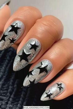 Silver glitter nails with black stars, trendy January nails coffin, and January zodiac nails for 2025. January Nails Coffin, January Dip Nails, Zodiac Nails, Nails 3d, Dip Nails, Black Stars