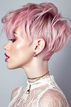 Pink Pixie Cut: 33+ charmante Styles für einen frechen Look - hairtastic.de Short Light Pink Hair, Pink Pixie Cut, Pink Haircut, Pixie Hair Color, Pink Short Hair, Pink Pixie, Light Pink Hair, Portfolio Project, Short Stack