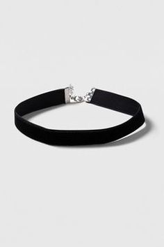 SHOP AW16// Thin Velvet Choker - add this as the finishing touch to a simple outfit Bella Hadid Outfits, Bella Hadid Style, Hadid Style, Velvet Choker, Glamorous Style, Project Inspiration, Black Choker, Passion Project, Fashion 101