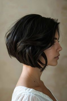 Short And Layered Haircuts, French Bob Back View, French Bob With Layers, French Bob Haircut Short, French Hairstyles Medium, Bottleneck Bob, Short French Bob, Bob Haircut Back View