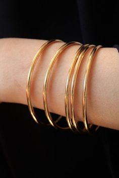 Jewelry Bangles Gold, Boho Bangles, Plain Gold Bangles, Hand Jewelry Rings, Jewelry Bangles, Gold Bangles For Women, Gold Bangle Set, Bangles Gold, Antique Jewellery Designs