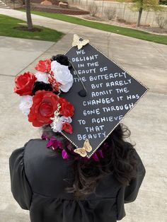 Grad cap with the quote "We delight in the beauty of the butterfly but rarely admit the changes it has gone through to achieve that beauty" written on it. The cap is decorated with flowers on the left side, butterflies on the top and bottom, and rhinestones around the edges. Grad Cap Quotes Inspiration, Butterfly Grad Cap, Butterfly Graduation Cap, Grad Cap Quotes, Usmc Graduation, Caps Ideas, Music Major