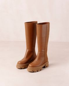 Botas altas de piel marrón con suela de plataforma
Si lo tuyo es el calzado moderno, te van a encantar las Katiuska. Un par de botas altas ultramodernas, confeccionadas en piel marrón y colocadas sobre unas llamativas suelas de plataforma. Su silueta moderna y sin cordones termina justo debajo de la rodilla y se suelta alrededor de las piernas, por lo que puedes ponértelas fácilmente con un par de calcetines gorditos. Te garantizamos que tus pies se sentirán cómodos y calentitos durante todo el invierno. Brown Leather Knee High Boots, Knee High Platform Boots, Fluffy Socks, Vegan Boots, Sustainable Leather, Ultra Modern, Knee High Leather Boots, White Sandals, Samoa