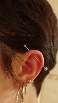 #piercing #industrial #aesthetic Dainty Industrial Piercing, Industrial Piercing Aesthetic, Chain Industrial Piercing, Ear Piercing Aesthetic, Dream Piercings, Industrial Bar Piercing, Bar Piercing, Piercing Industrial, Ear Bar