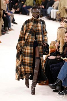 Tagwalk: The Fashion Search Engine Couture Coats, High Fashion Outfits, Fall Plaid, Fall Winter 2024, Mens Accessories Fashion, Mode Inspiration, Fashion Pictures