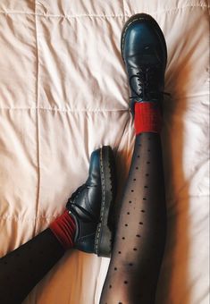 2023 French Street Style, Dress Like An Artist Outfits, Docs And Socks, Dr Martens Aesthetic Grunge, Aesthetic Fall Shoes, Dr Martens Socks, How To Style Doc Martens Fall, Outfits With Oxfords Women, Doc Loafers Outfit