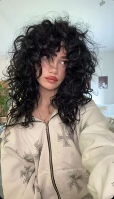 Brown Curly Hair Face Claim, Curly Alternative Hair, Amelie Warren, Curly Hair Emo, Amelie Haircut, Mrs Bella, Hair Inspiration Long, Curly Hair Problems, Haircuts For Curly Hair