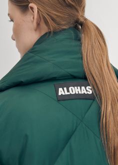 Abrigo largo acolchado verde
¿Te preguntas cómo es llevar un edredón? Con diseño oversize, el abrigo Colorado está confeccionado en tejido acolchado verde relleno con plumón sintético para que sea lo más suave y cálido posible. Te abrigará de la cabeza a los pies cuando lo lleves puesto: el largo y la bufanda complementaria se encargan de que estés bien abrigada. Luxury Green Down Puffer Jacket, Luxury Green Knit Outerwear, Luxury Green Pea Coat For Fall, Luxury Green Puffer Jacket For Winter, Luxury Green Spring Puffer Jacket, Luxury Green Puffer Jacket For Cold Weather, Luxury Green Hooded Jacket For Winter, Luxury Green Puffer Jacket For Outdoor, Luxury Green Nylon Parka