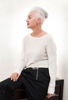 pam lucas model - Google Search Bob Cuts For Women, Age Is Just A Number, Age Gracefully, Short Hair Undercut, Hair Color Pink, Ageless Style, Wise Women, Going Gray, Beautiful Shorts