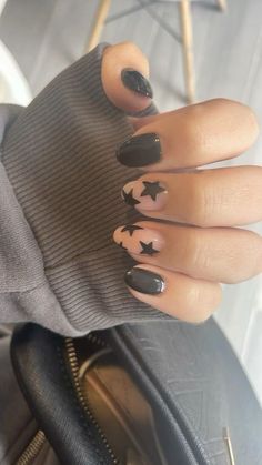 Grunge Nails Almond Shape, How To Make Stars On Nails, Black Nails Stars, Brown Star Nails, Star Nails Ideas, Emo Short Nails, Simple Star Nails, Star Nails Aesthetic, Star Gel Nails