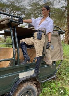 1930s Adventure Aesthetic, Stylish Safari Outfit Women, Safari Birthday Party Outfit Women, Archeology Outfit Women, Archeology Outfit, Jungle Outfit Costumes, Jungle Safari Outfit Women, Jungle Explorer Outfit