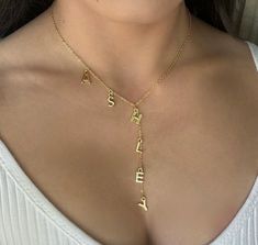 ITEM DETAILS: Handmade Dainty 18k Plated Gold chain with letters. You can personalize it with your initials, your name, kids name or any other word. to wear it for everyday! MATERIALS: ~Chain :18K Plated Gold ~Letter: 18K gold plated SIZE: ~Chain width: 2x1.5mm ~Chain length: 15"- 16" and 18" plus 2" extension ~Letters Height: 12 mm Wide: depending on the letter you chose but is 10mm Approx SHIPPING & DELIVERY: (Estimated) ~ Domestic (U.S.) Standard: 2 - 5 business days ~Domestic (U.S.) Priority: 1 - 3 days FOLLOW US: https://instagram.com/lourdes_jewelry_ https://https://www.facebook.com/LourdesDJewelry Thank you so much for visiting and hope you enjoy shopping with us Chain With Letters, Gold Letter, Wedding Jewellery Necklace, Gold Letters, Necklace Personalized, Lariat Necklace, Phoenix Az, Handmade Necklace, Necklace Handmade