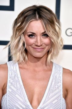 Short Hair With Widows Peak Women, Kaley Cuoco Hair, Adorable Outfits, Kaley Cuoco, Ryan Gosling, Short Curly Hair, Miranda Kerr, Michelle Obama, Celebrity Hairstyles