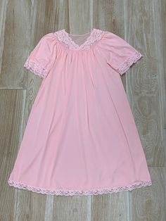 "This is an adorable Shadowline babydoll nightgown and matching robe set! Lace trim on both pieces. Robe has a cute little pocket in front. Robe is size Medium and nightgown is size Small - though the sizing is different, they fit perfectly together. Nightgown measurements while laying flat: Bust 18\" or 36\" around Waist 23.5\" Hem 33\" Length 40\" Robe measurements while laying flat: Bust: 24\" or 48\" around Waist: 27\" Hem: 33\" Length: 40\" (Model shown is 6 feet tall and wears a size 6/8 d Solid Dresses With Lace Trim For Daywear, Solid Color Dresses With Lace Trim For Daywear, Solid Daywear Dresses With Lace Trim, V-neck Coquette Dress For Loungewear, Pink Lace Trim Sleepwear For Bedtime, Feminine Nightgown With Lace Trim For Bedtime, Feminine Lace Trim Nightgown For Bedtime, Feminine Lace Trim Nightgown For Sleepovers, Feminine Nightgown With Lace Trim