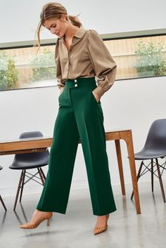 Green Dress Shirt Women Work Outfits, Olive Green Silk Shirt Outfit, Trouser And Shirt Women, Style Green Pants For Women, Green Chic Outfit, Green Pantalon Outfit Women, Formal Trousers Women Outfit, Green Office Pants Outfit, Styling Green Trousers