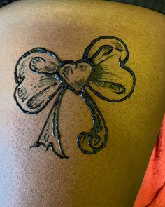 Henna Designs Left Hand, Henna Leg Designs, Henna Tatoos Ideas, Bow Henna, Thigh Henna Tattoo, Henna Tattoo Ideas, Leg Henna Designs, Henna Tattoo Designs Arm, Back Henna