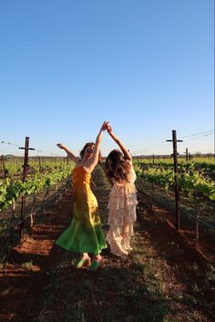 winery outfit inspo, vineyard outfit inspo, fredericksburg texas, fredericksburg outfit inspo Winery Friends Photoshoot, Fall Winery Photoshoot, Birthday Winery Ideas, Winery With Friends, Napa Valley Photoshoot, Napa Valley Picture Ideas