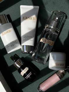 La Mer : 12 Things You Didn't Know About La Mer. Beauty Edit. 18 Luxury Skincare Aesthetic, Skincare Organiser, La Mer Makeup, Luxury Skincare Products, Luxury Skincare Brands, Makeup Wishlist, Elizabeth James, Unique Packaging, Skincare Brand