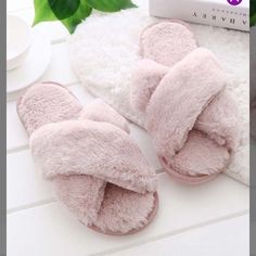 Pink Women’s Slippers. New In Bag! Bundle With Other Items To Save! Flat Slippers For Women, Faux Fur Fashion, Fluffy Shoes, Fur Heels, Pink Slippers, Cute Slippers, Rose Beige, Fur Shoes, Faux Fur Slippers