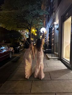 Prom, prom pics, prom pic inspo, pic inspo, night prom, street pics, street photos, friend prom pics, prom pics with friends, aesthetic, prom aesthetic, prom night aesthetic, prom friends aesthetic, bridesmaids, bridesmaids pics, bridesmaids pic inspo, bridesmaids aesthetic prom inspiration Dress Pic Poses, Prom Dresses Over The Top, Prom Pic Aesthetic, Prom Inspo Aesthetic, Pretty Prom Pictures, Bestie Prom Poses, No Face Prom Pics