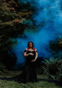 Halloween Maturity Pictures, Spooky Fall Maternity Photos, Maternity Pictures Halloween, Halloween Maternity Photoshoot Family, Gothic Maternity Photoshoot, Halloween Maternity Photos, October Maternity Photoshoot, Dark Maternity Pictures