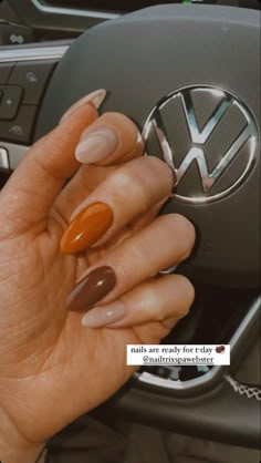 Trendy Fall Nails Almond Shape, Sns Nails Almond Shape Fall, Nails Fall Almond Shape, Easy Fall Nails Solid Colors, Thanksgiving Nails Fall Almond, Fall Nail Designs Almond Shape Brown, Fall Nail Designs Thanksgiving, Orangy Brown Nails, October Nails Natural