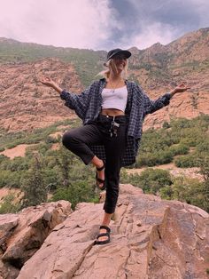 Casual Hiking Outfit, Wander Outfit, Camping Outfits For Women, Granola Aesthetic, Cute Hiking Outfit, Hiking Fits, Hiking Outfit Spring, Hiking Outfits