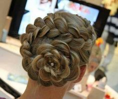 This is so pretty but looks really hard Dutch Flower Braid, Pretty Braids, Flower Braids, Bridal Hairstyles, Braided Bun, Braid Hairstyles, Hair Tips, Great Hair, Hair Dos