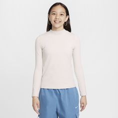 Some might see this stretchy, long-sleeve top as basic. But not us. We see it as being full of potential. Its lightweight fabric pulls sweat away from your skin to help you stay dry. Plus, the mock-neck design and form-fitting cut make layering a breeze, giving you plenty of ways to play with your style. Girls Sportswear, Star T Shirt, Bone White, Star Top, Nike Kids, Top Light, Girls Long Sleeve, White Style, Nike Sportswear