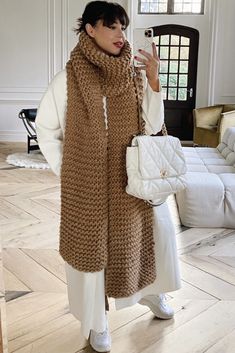 Knitted Blanket Scarf, Big Scarf Knitting, Long Knit Scarf, Big Knitted Scarf, Big Knit Scarf, Big Crochet Scarf, Knitted Scarf Ideas, Chunky Knitted Scarf, Chunky Knit Scarf Outfit