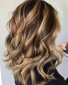 Curly Hair Color Ideas, Curly Hair Color, Hairstyles Everyday, Brown Hair With Highlights And Lowlights, Natural Curly Hair Cuts, Highlights Curly Hair, Curly Hair Photos, Gorgeous Hair Color