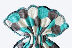 a crocheted blanket that has been made to look like a flower