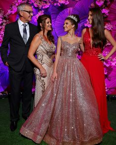 Vestido para mãe da debutante: dicas para encontrar o modelo ideal! | Blog de 15 Anos para Debutantes | Aceito Sim Elegant Quince Dresses, Quinceanera Collection, Quinceanera Photoshoot, Quinceanera Photography, Fairytale Gown, Quince Dress, Pink Evening Dress, Princess Ball Gowns, Dresses To Wear