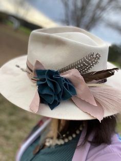 Western Wide Brim Hats With Feathers, Summer Brimmed Hat With Feathers, Fedora Felt Hat With Feathers For Western-themed Events, Western-themed Fedora With Feather Trim, Western-themed Fedora Hat With Feathers, Felt Cowboy Hats, The Fringe, Denim And Lace, Be Creative