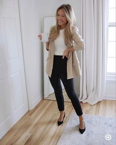 35 Business Casual Summer Outfits for Women to Stay Cool and Stylish 5 Women Work Outfits, Work Attire Women, Office Casual Outfit, Professional Outfits Women, Business Outfits Women, Office Outfits Women, Business Casual Outfits For Work, Blazer Outfit, Mode Casual