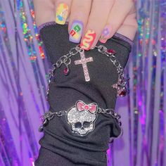 𝔇𝔢𝔱𝔞𝔦𝔩𝔰 Style: E-girl, Y2K, Pastel Goth, Kawaii Goth Materials: Metal & Rhinestone Quantity: 1 pc This is a super cute & dark bracelet featured with our shinning pink pendants Solid & lightweight, It can perfectly match your kawaii goth outfits Enjoy free shipping with a purchase of over 80$ Goth Bracelets, Kawaii Goth Outfits, Dark Bracelet, Goth Kawaii, Gothic Bracelet, Girl Y2k, Kawaii Goth, Pink Skull, Goth Outfits