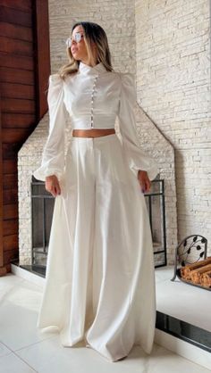 Outfit: Swimsuit + flowy cover-up + flip-flops Accessories: Beach bag and wide-brimmed hat Chique Outfits, Trendy Dress Outfits, Quick Outfits, Modest Fashion Outfits, Looks Chic, Fashion Design Clothes, Style Mistakes, Mode Inspiration, Looks Vintage