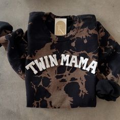 Our tie dyed Twin Mama Sweatshirt makes the perfect gift for all Twin Moms out there such as yourself and your loved ones for all occasions such as Mother's Day, Pregnancy Announcements, Christmas and more!  -  Important note: please keep in mind that since the sweatshirts are tie dyed, they will never completely be the same :)  - Our sweatshirt material is super soft and comfy! ♡ - All our sweatshirts run a unisex fit. (Both for men and women). They are naturally oversized, so we normally recommend your true size. But if you like a more baggy look, we recommend sizing up. - These letters are iron-on patched and is heat pressed, not embroidered. Please be mindful that we do not accept RETURNS / EXCHANGE / ORDER CANCELLATIONS in any way because this is made to order. We are also open for wh Tie Dye Long Sleeve Sweatshirt With Letter Print, Pregnancy Announcements, Twin Mom, Mama Shirts, Mama Sweatshirt, Mom Sweatshirt, Mom Gifts, Mama Shirt, Tie Dyed