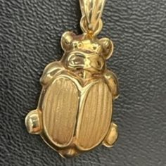 Vintage18k Yellow Gold Scarabab Beetle Pendant 2.8 Grams About 1 1/4" Long With Bale Stamped 18k Italy In Excellent Condition In Black Felt Box 072324 Vintage Yellow Gold Metal Charms, Heart-shaped Brass Necklace With Vintage Charm, Beetle Pendant, Yellow Gold-plated Vintage Charm, Antique Snake-shaped Yellow Gold Jewelry, Black Felt, Gold Yellow, Womens Sizes, Women Jewelry