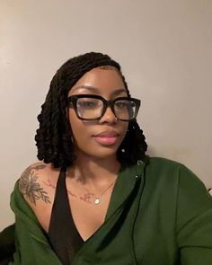 Loc Bob With Bangs, Loc Bob Styles, Locs Bob Hairstyle, Loc Bob Styles Dreads, Locs Black Women Natural Hair, Loc Bob Dreads Black Women, Lox Styles, Bob Locs, Locs Bob