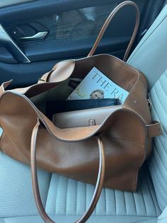 The 2 Bags I've Worn Most This Winter Fashion Creative, My Grandmother, Hunting Season, Caramel Color, Black Turtleneck, Vintage Bar, Professional Photo, Large Bag