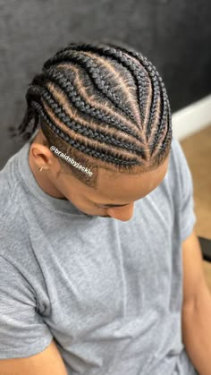 Trança nagô em cabelo cacheado masculina, é um ótimo penteado para quem está ainda com o cabelo curto ou se está à procura de um novo visual para deixar seu estilo diferente e estiloso. Descubra como fazer e quanto tempo dura. Corn Rolls Braids Hairstyles Men, Male Braids Hairstyles, Fade Braids, Male Braids, Avangard Fashion, Cornrow Styles For Men, Cornrow Braids Men, Braids With Fade, Corn Rows