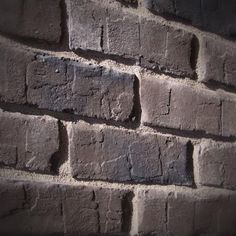 an old brick wall with little cracks in it