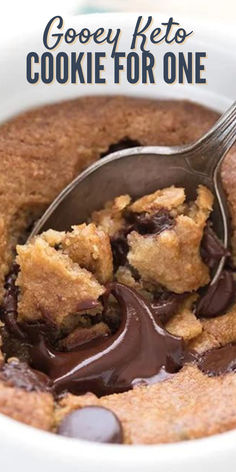 Close up shot of a spoon digging into a low carb deep dish cookie. Mug Cookie Recipes, Microwave Chocolate Chip Cookie, Mug Brownie Recipes, Single Serve Cookie, Banana Mug Cake, Deep Dish Cookie, Cookie In A Mug, Desserts Keto