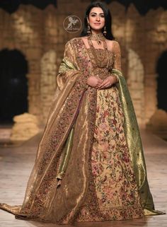 Actress Wedding Dress, Sarah Khan Pakistani Actress, Actress Wedding, Ramp Walk, Bridal Couture Week, Bridal Dupatta, Heavy Dresses, Pakistani Wedding Outfits