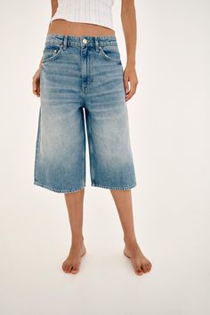 TRF MID-RISE BAGGY DENIM SHORTS Cheap Denim Bermuda Bottoms, Cheap Wide Leg Light Wash Jean Shorts, Cheap High Waist Denim Bermuda Shorts, Cheap Zara Jean Shorts With Frayed Hem, Cheap Mid-rise Medium Wash Bermuda Shorts, Cheap Bermuda Pants For Spring, Bermuda Mom Jeans, Look Bermuda, Jean Azul