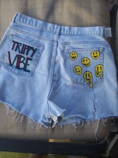 Trippy Vibe, Paint Pants, Denim Painting, Diy Embroidery Designs, 5 Min Crafts, Creative Birthday Cakes, Painted Jeans