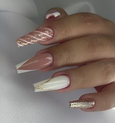 Aprenda a fazer essa e outras unhas com um curso de nail designer super completo e que cabe no seu bolso... E o melhor: tudo online!💅🏾​ nail designer / unha bailarina / unha quadrada / manicure / unha fibra de vidro / unha de acrigel Nail Ballerina, Acrylic Nail Designs Coffin, Elegant Touch Nails, Casual Nails, Striped Nails, Pink Acrylic Nails, Chic Nails, Dope Nails, Best Acrylic Nails