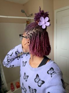 claw clip hairstyle on micro locs #microlocs #clawcliphairstyle #blackgirlshairstyles Claw Clip Locs Hairstyles, Locs With Clips, Claw Clip Locs, Locs Claw Clip Style, Claw Clip Short Locs, Microlocs Claw Clip, Claw Clips Locs, Colored Microlocs, Locs Claw Clip